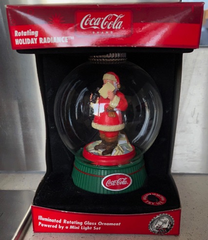 45198-1 € 20,00 coca cola glazen ornament kerstman met brief.jpeg